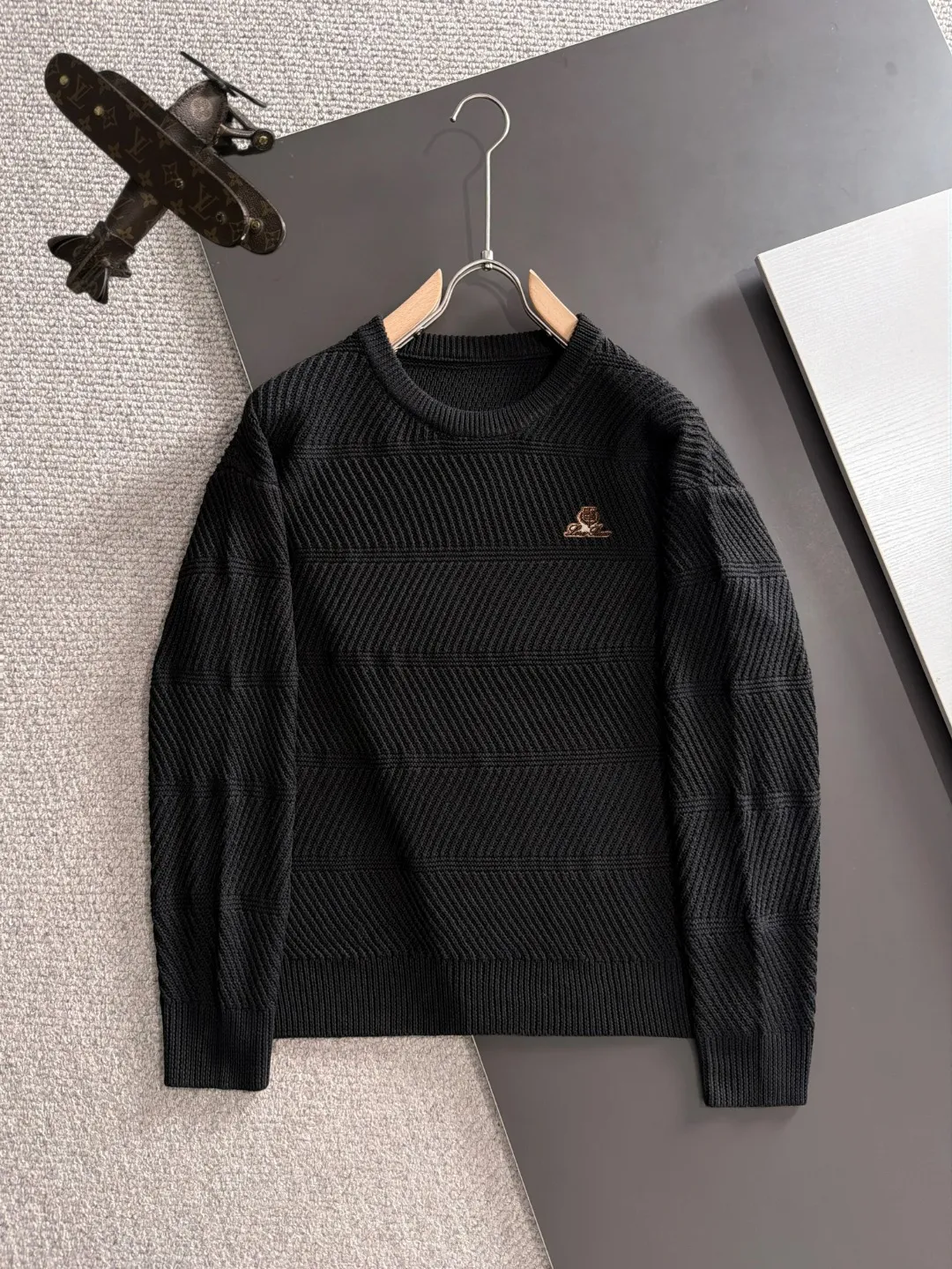 Next day shipping LP high quality 2026 autumn and winter latest sweaters from the official website, on sale at the counter simultaneously Hot Sale! Specially made of wool blended fabric. It feels comfortable and can be directly in contact with the skin. The logo badge is exquisitely embroidered, which is extremely eye-catching! The details highlight the fashionable charm of big brands. Exquisite workmanship. Three-dimensional cutting style. The wearing effect is invincible and handsome! All three standards are complete! Sizes:M-3XL